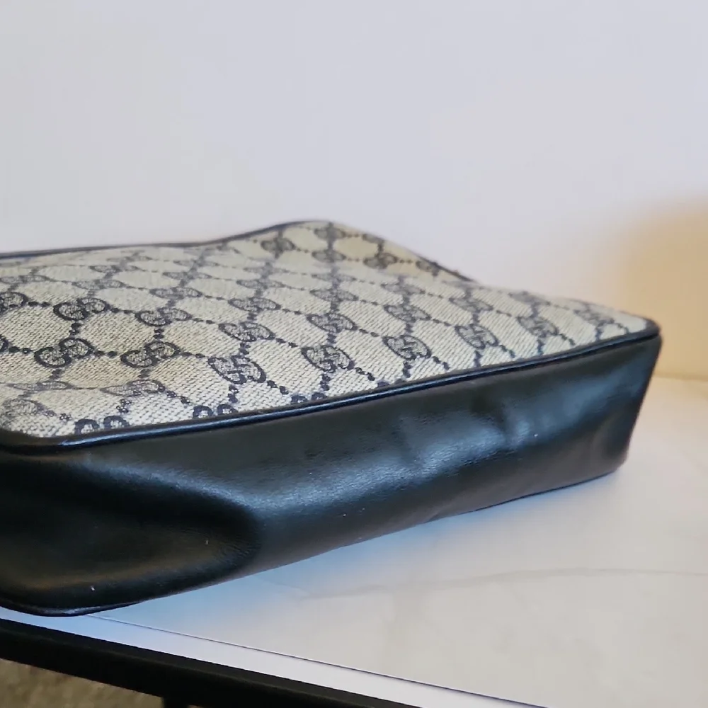 Vintage Gucci Monogram Black and Cream Shoulder/Crossbody Bag- Horsebit Details - Picture 8 of 16